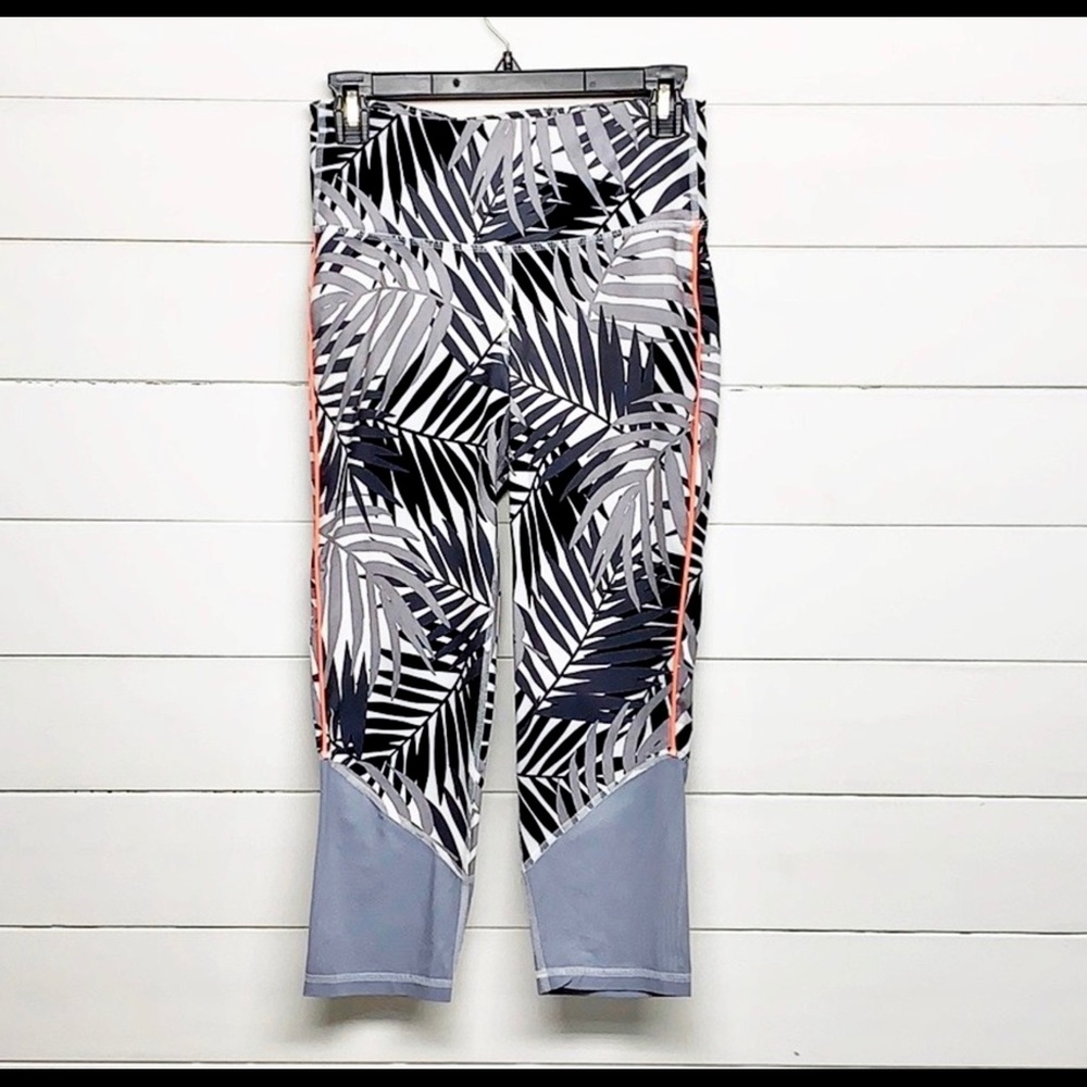 Old Navy Active fitted yoga cropped leggings
